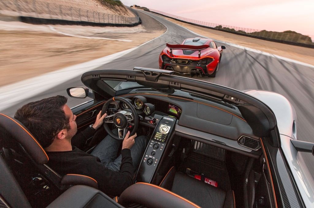 Porsche 918 Spyder vs Mclaren P1