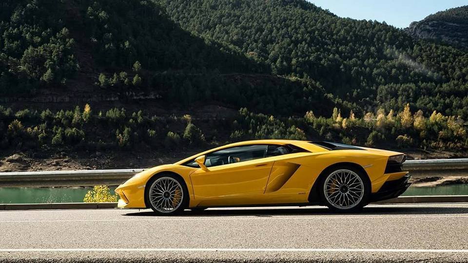 2017 Lamborghini Aventador S first images-leaked-1