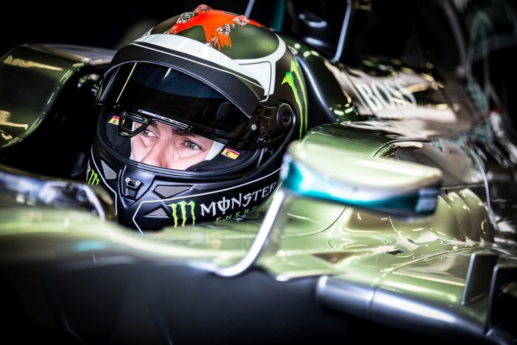 motogp-champ-jorge-lorenzo-tests-hamiltons-mercedes-amg-f1-car-3