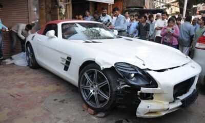 Mercedes-SLS-AMG-Roadster-crashed-in-Mumbai