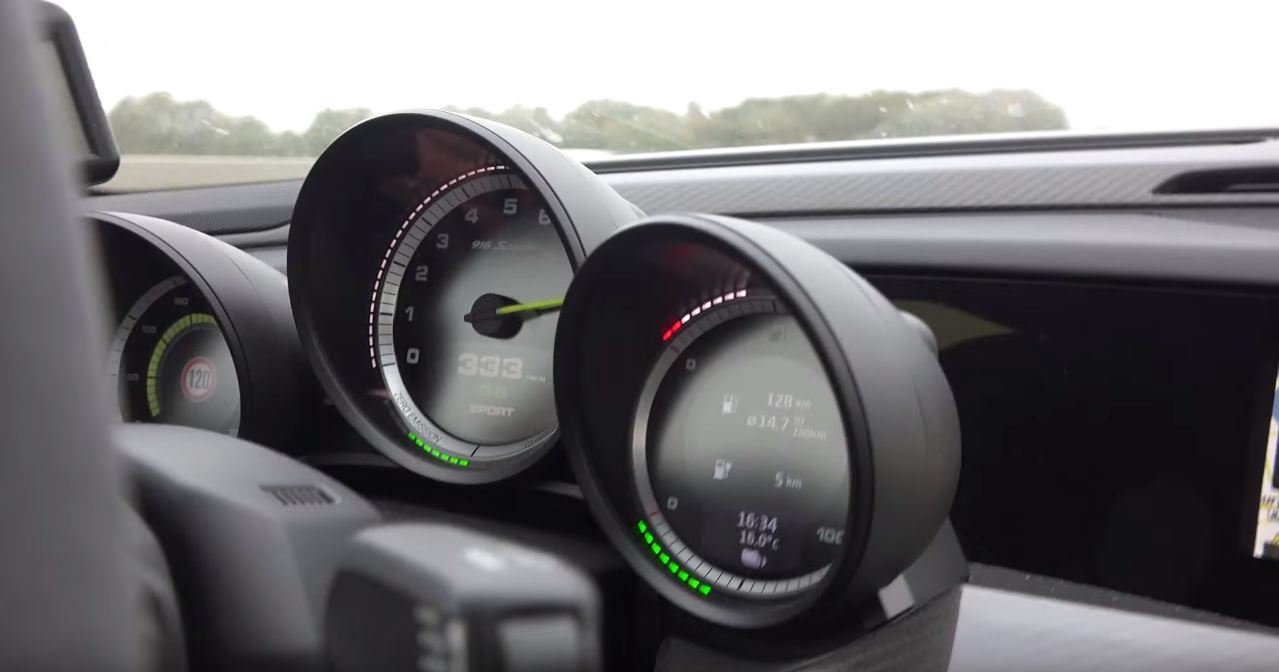 Porsche 918 Chases Down a Koenigsegg Agera R on Autobahn