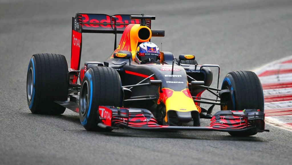 Apple racing to buy out Formula 1