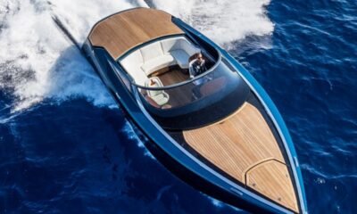 aston-martin-am37-powerboat-review