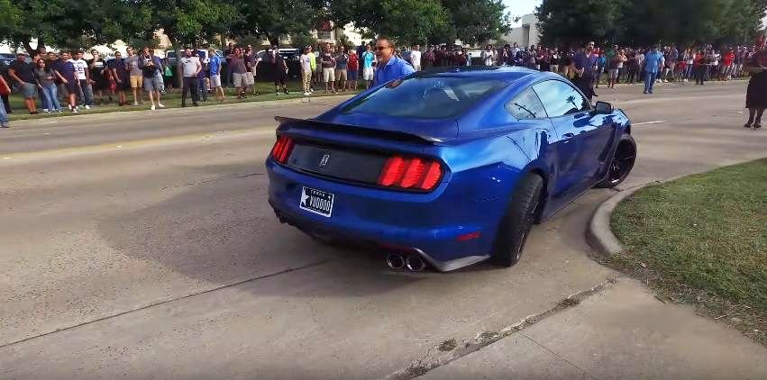 mustang-gt350-crashes-while-leaving-cars-coffee-in-houston