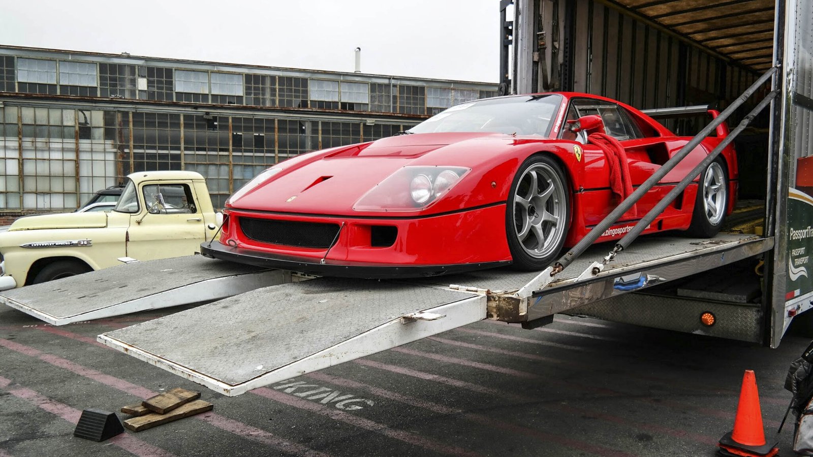 Ferrari F40 trailer unloading