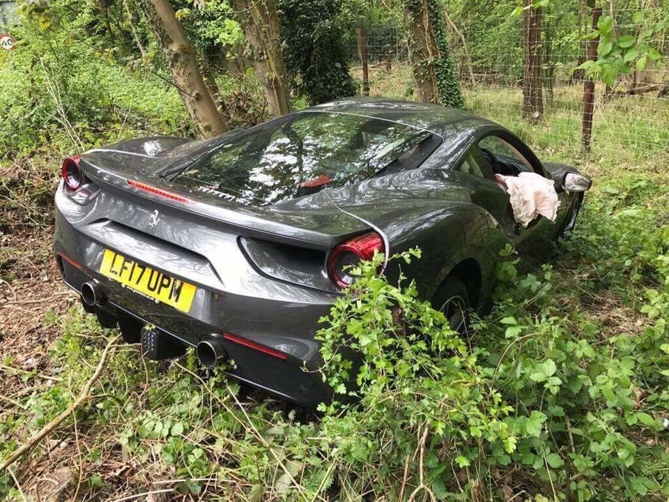 Ferrari 488GTB crashed in the UK-3