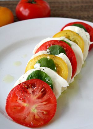 sliced tomato salad