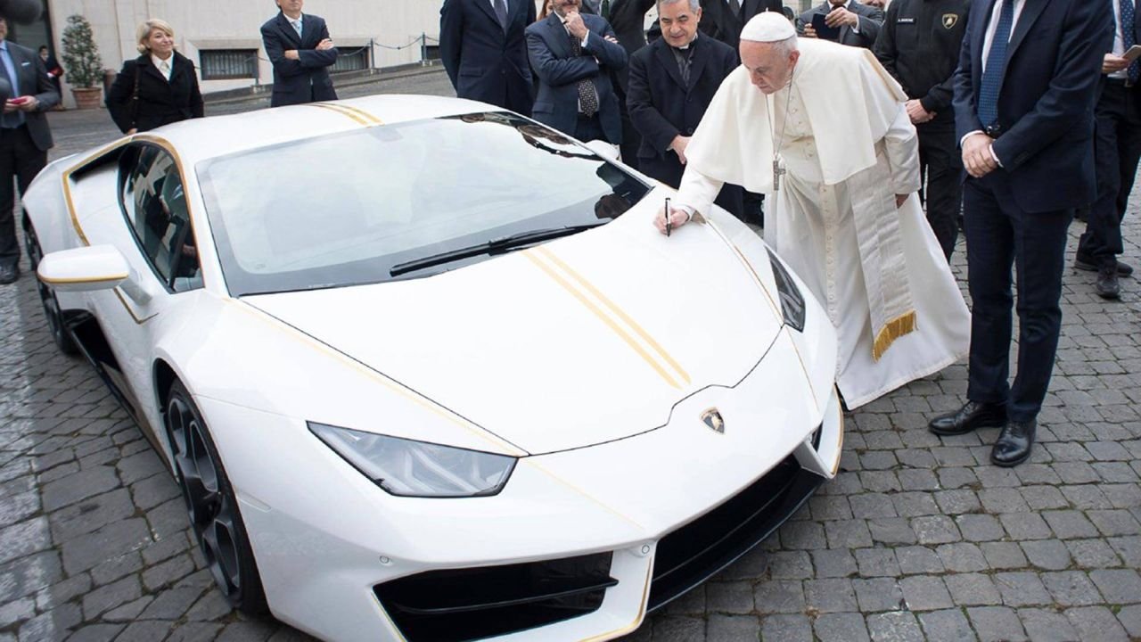 pope-francis-signed-lamborghini-huracan-2
