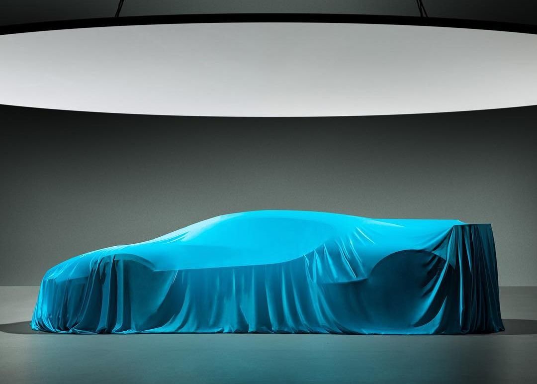 Bugatti Divo-teaser-Pebble Beach