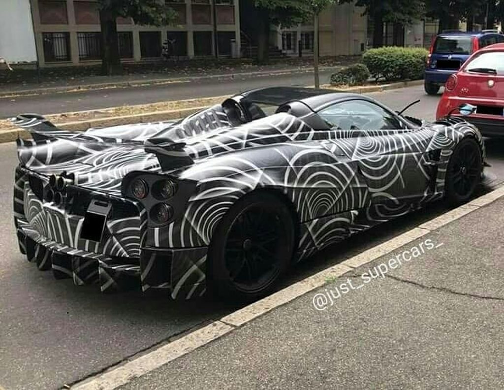 Pagani Huayra BC Roadster scoop 1