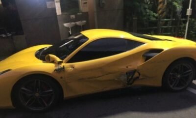 Deliveryman-crashes-into-Ferrari-s-in-Taiwan-01