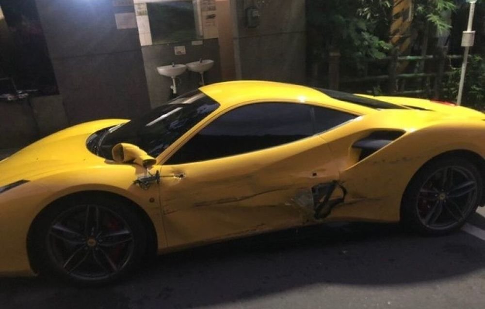 Deliveryman-crashes-into-Ferrari-s-in-Taiwan-01