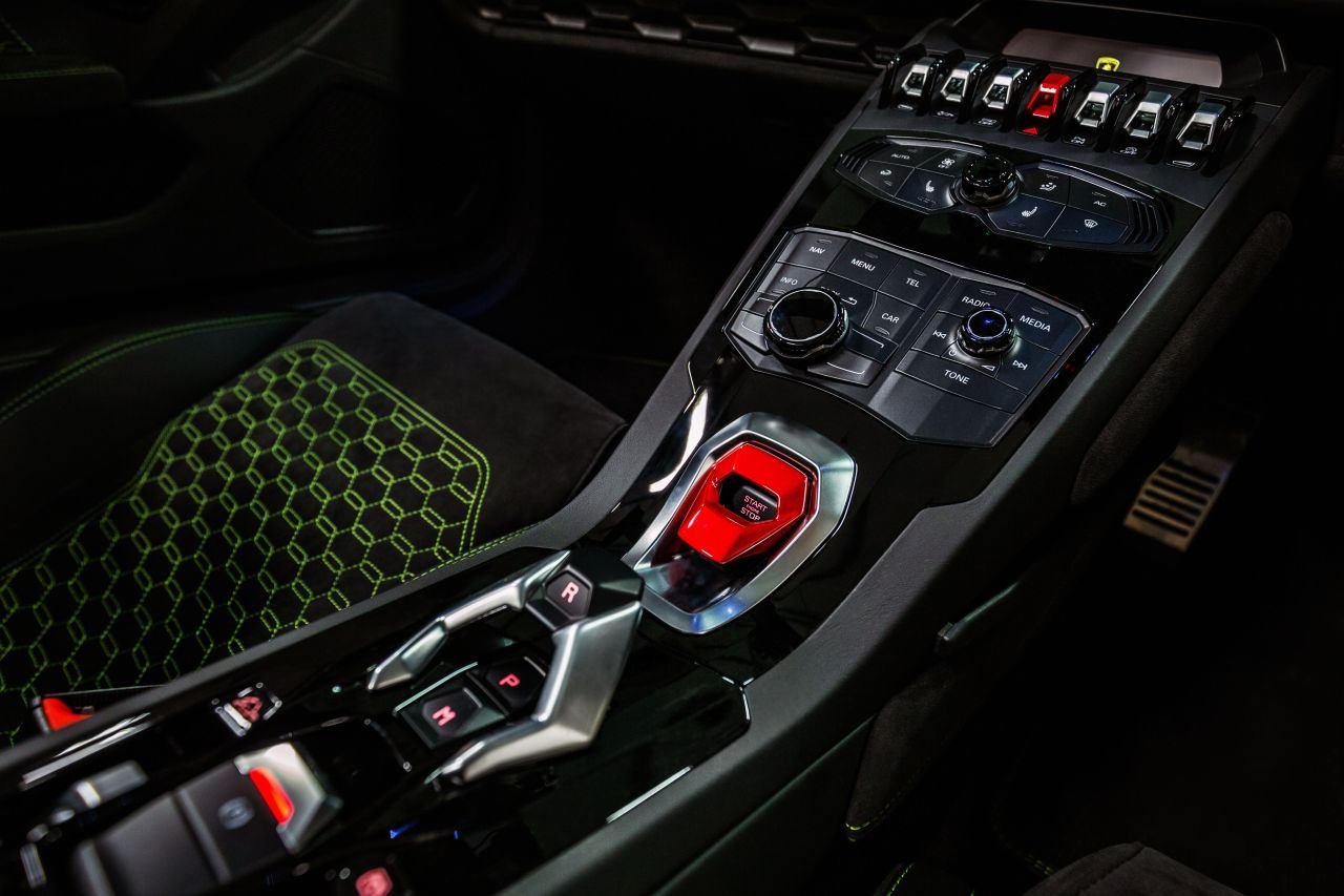 Lamborghini Huracan Spyder-SupercarHire-1
