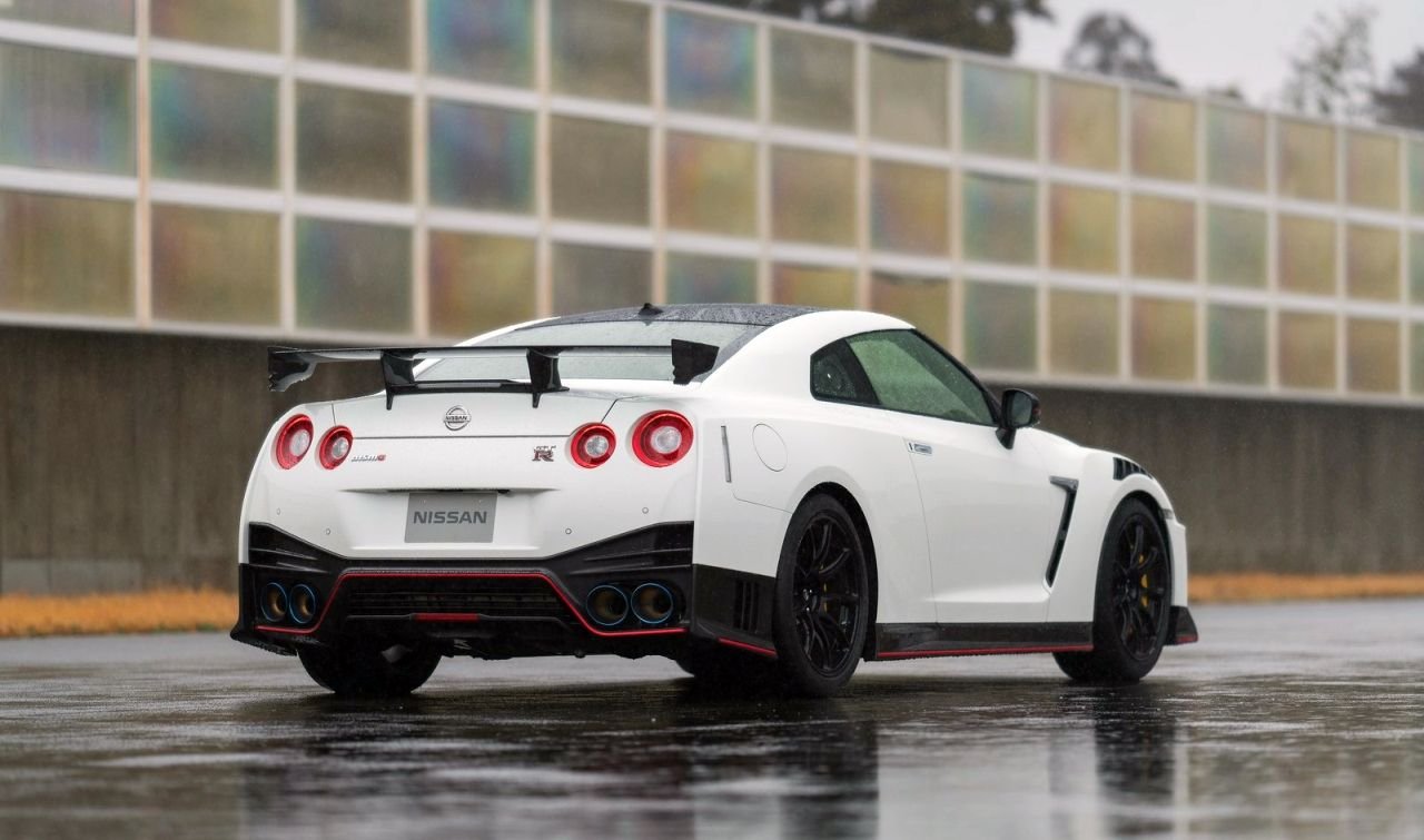 2020 Nissan GT-R Nismo-rear-quarter