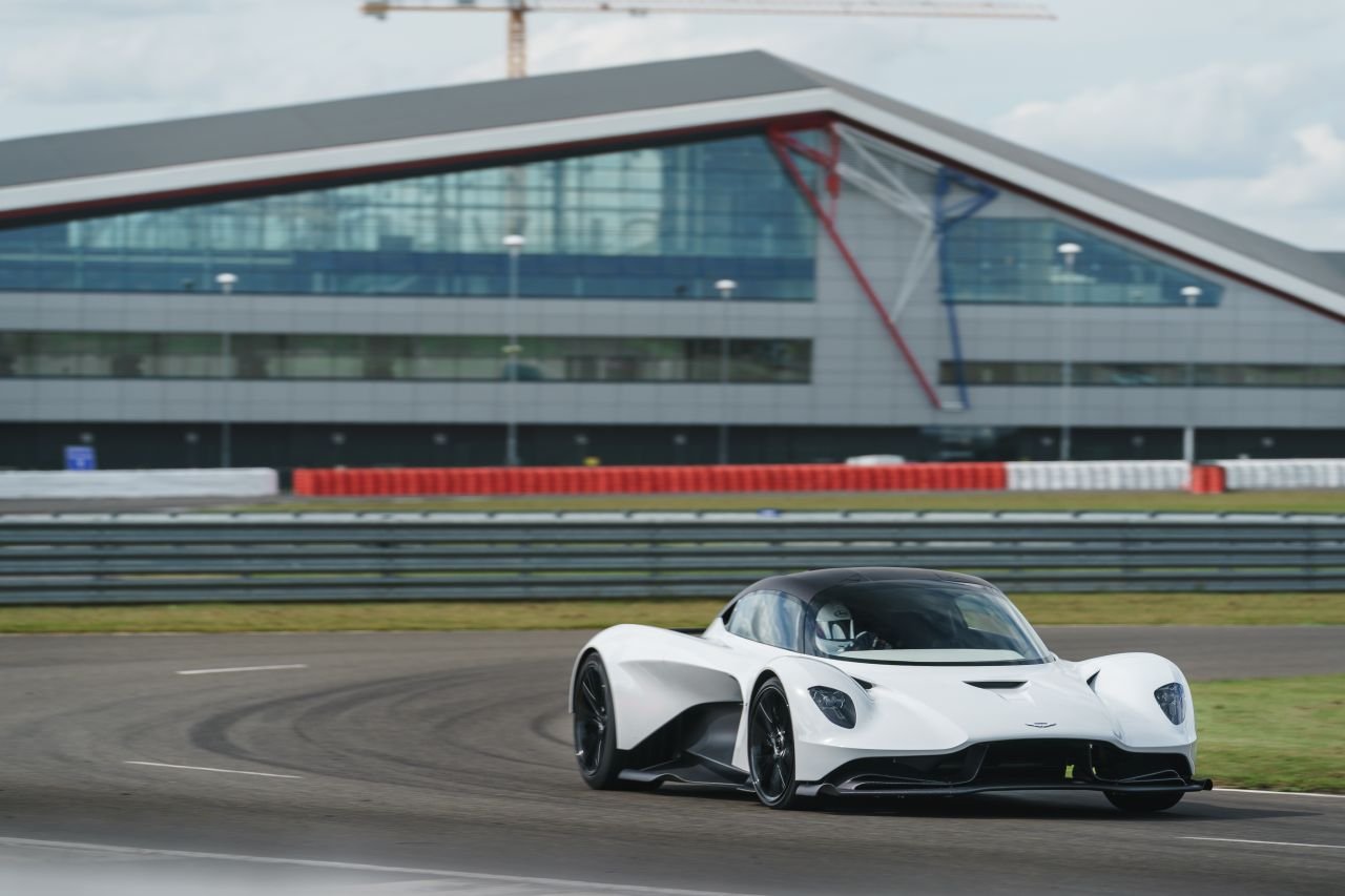 Aston Martin Valhalla-Dynamic Debut-1