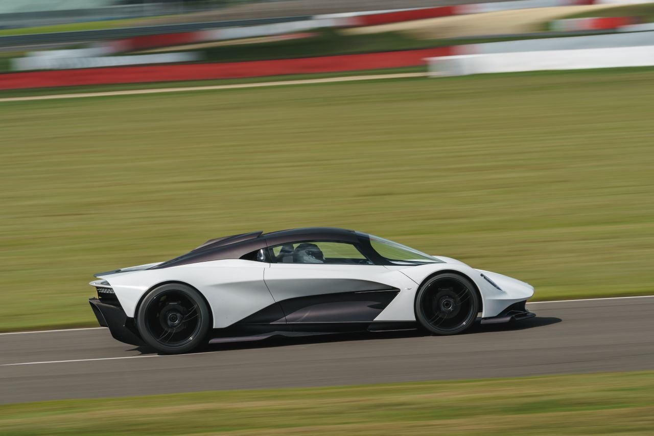 Aston Martin Valhalla-Dynamic Debut-2