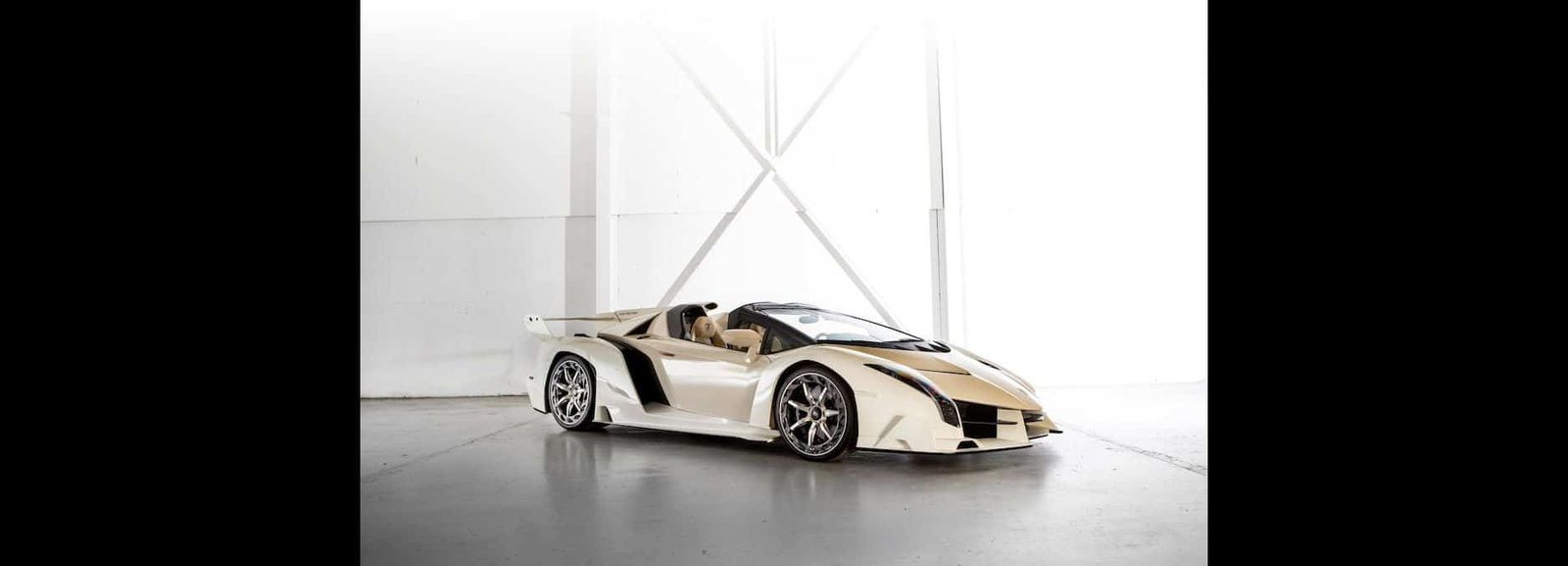 White-Lamborghini-Veneno-Roadster-3