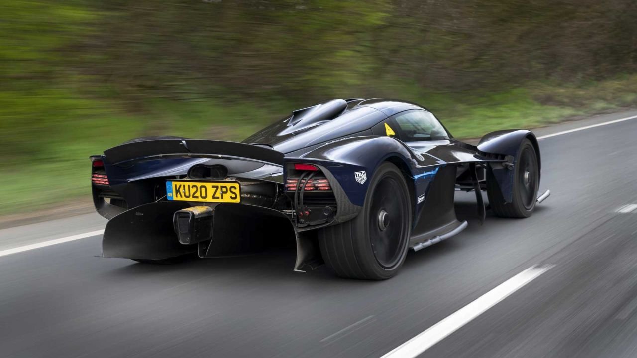 aston-martin-valkyrie-testing-on-public-roads (1)