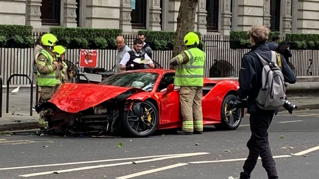 Ferrari 488 GTB crash-London-1