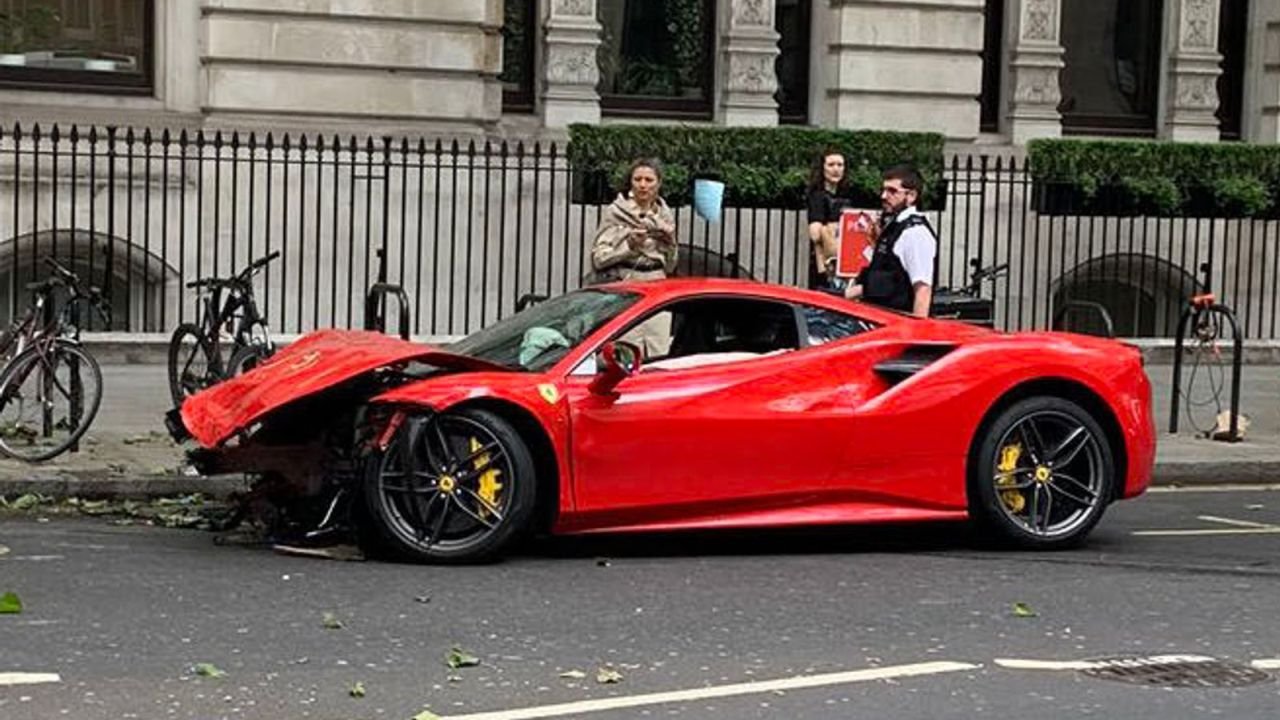 Ferrari 488 GTB crash-London-3