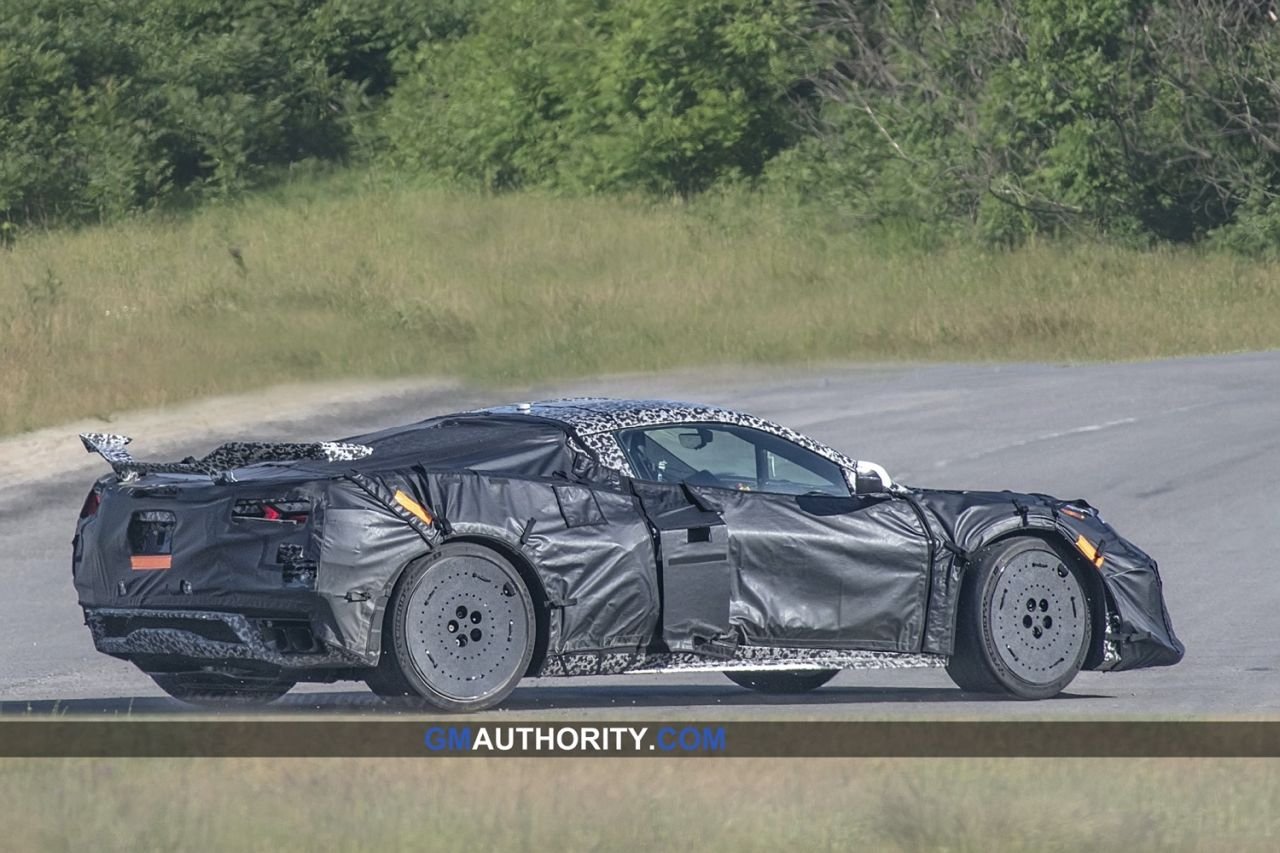 2022-Chevrolet-Corvette-Z06-Prototype-2
