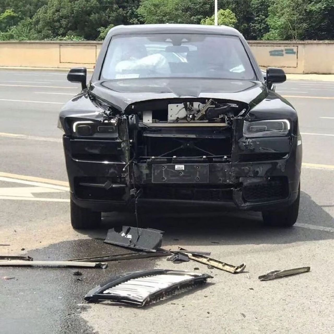 Rolls Royce Cullinan Black Badge-Crash-China-1