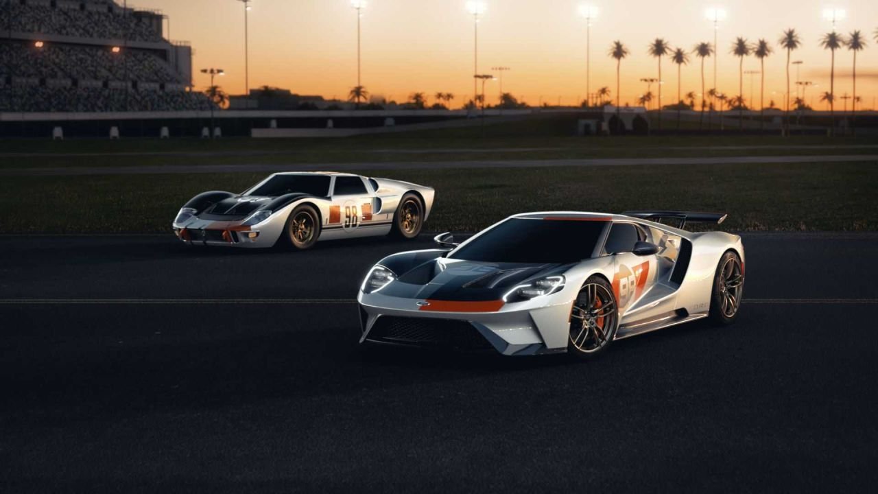 2021-ford-gt-heritage-edition-with-original-gt40-rear-close-up