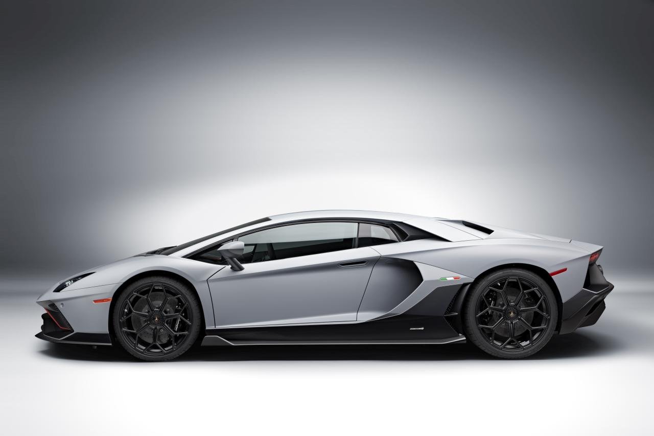 Aventador Ultimae Coupé - Side