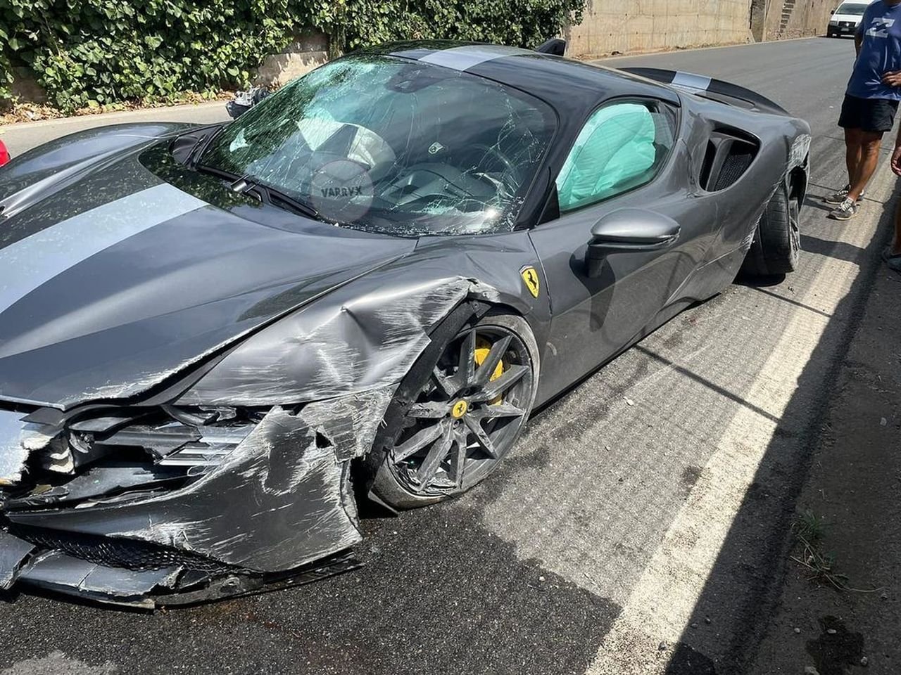 Ferrari SF90 Stradale Assetto Fiorano-crash-Italy-2