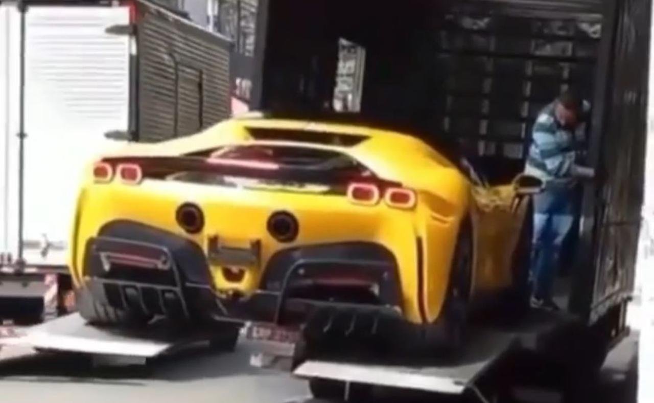 Yellow Ferrari SF90 Stradale-Crash-Brazil