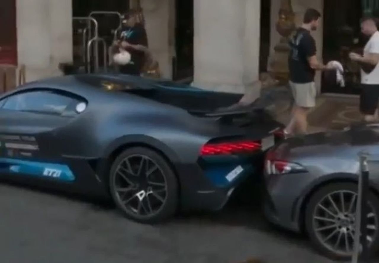 Bugatti Divo-crash-Paris