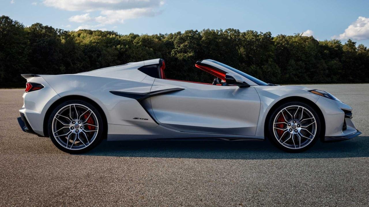 2023-chevrolet-corvette-z06-side-view