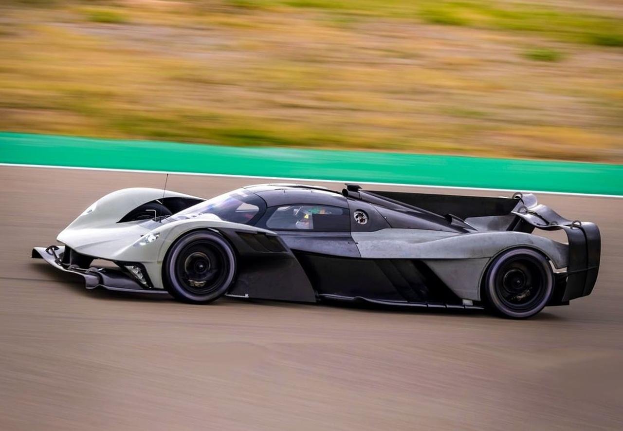 Aston Martin Valkyrie AMR Pro-teaser-1