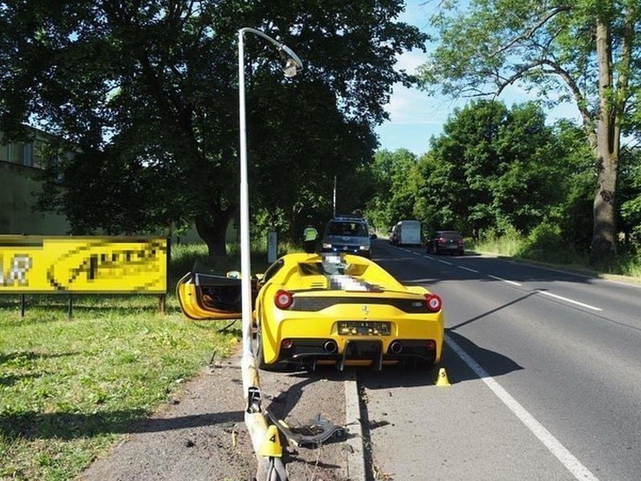 Ferrari 458 Speciale Aperta-Yellow-Czech-crash-2