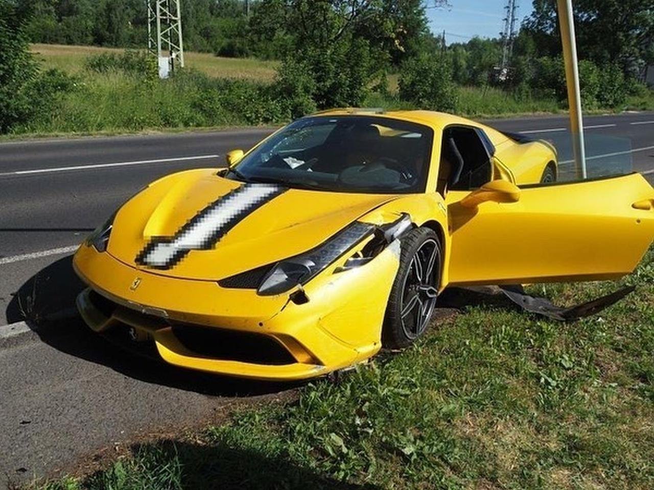 Ferrari 458 Speciale Aperta-Yellow-Czech-crash-3