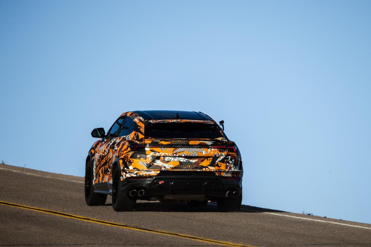 Lamborghini Urus-Pikes-Peak-Record-2