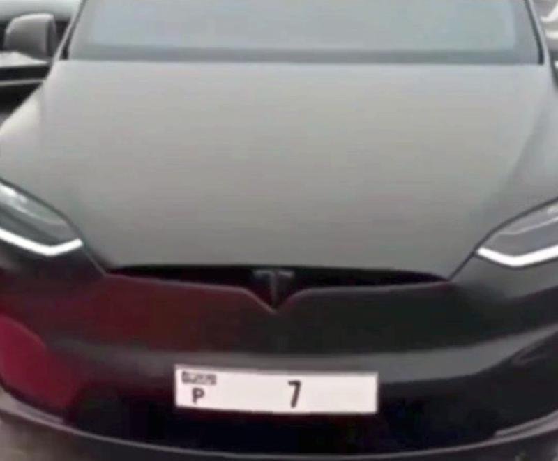 Dubai P7-number plate-Tesla-Model-X-1