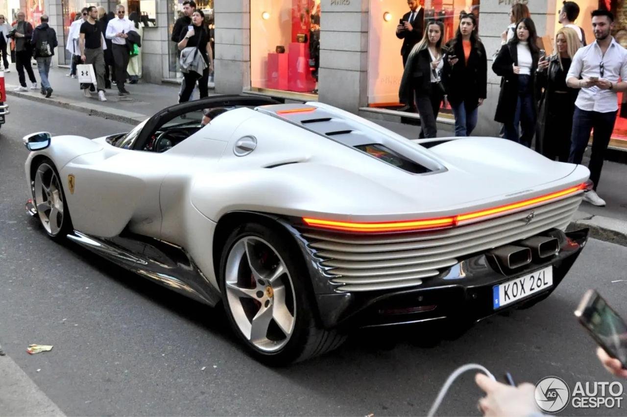 Zlatan Ibrahimovic-Ferrari Daytona SP3-2