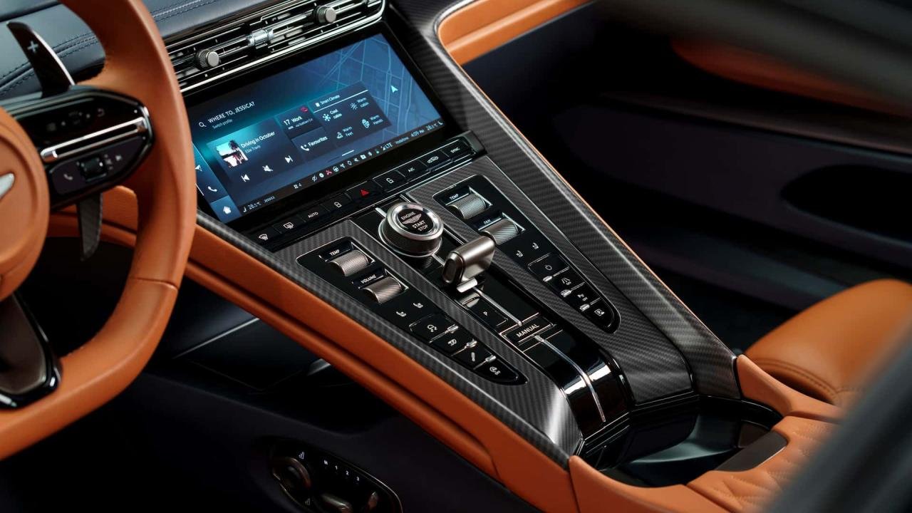 Aston Martin DB12-4
