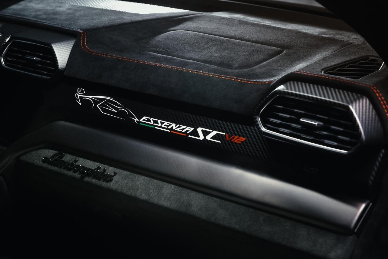 Lamborghini Urus Performante Essenza SCV12-1