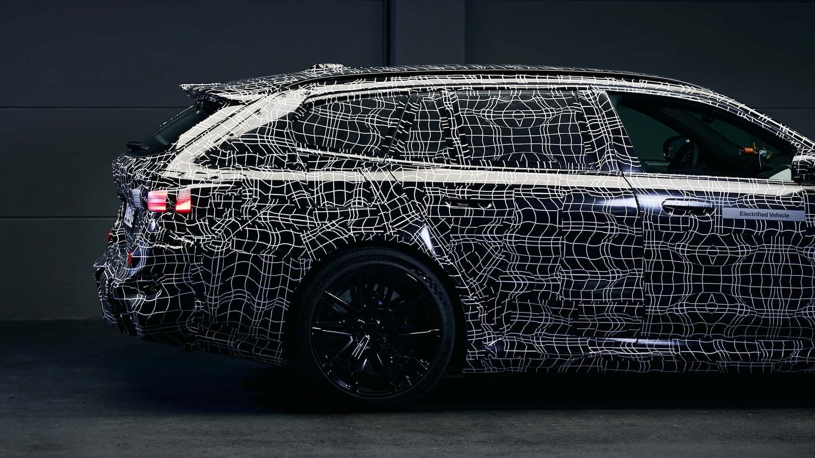 BMW M5 Touring Teaser-1
