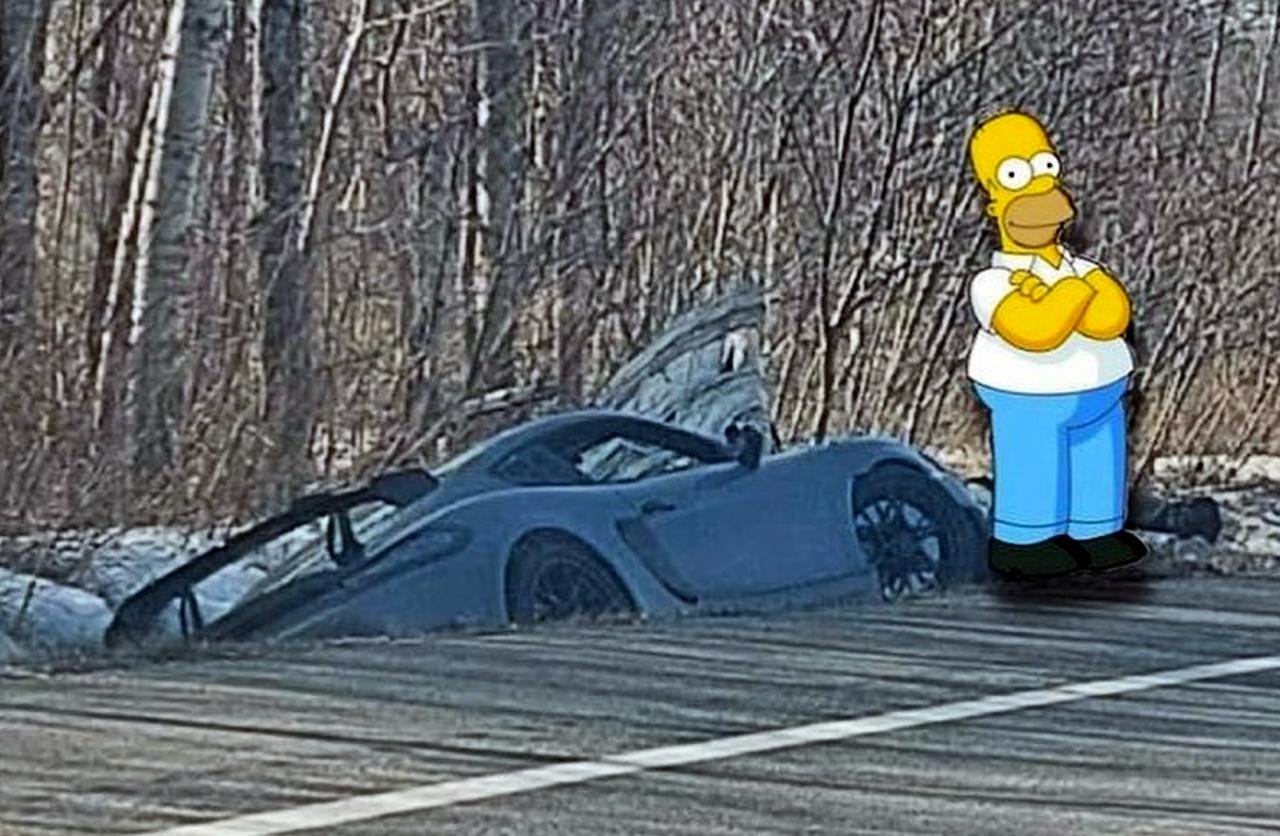 Porsche Cayman GT4 RS crash-1