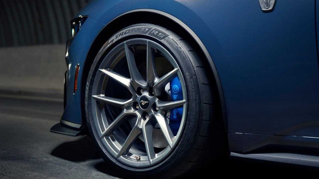 2024-ford-mustang-dark-horse-tires