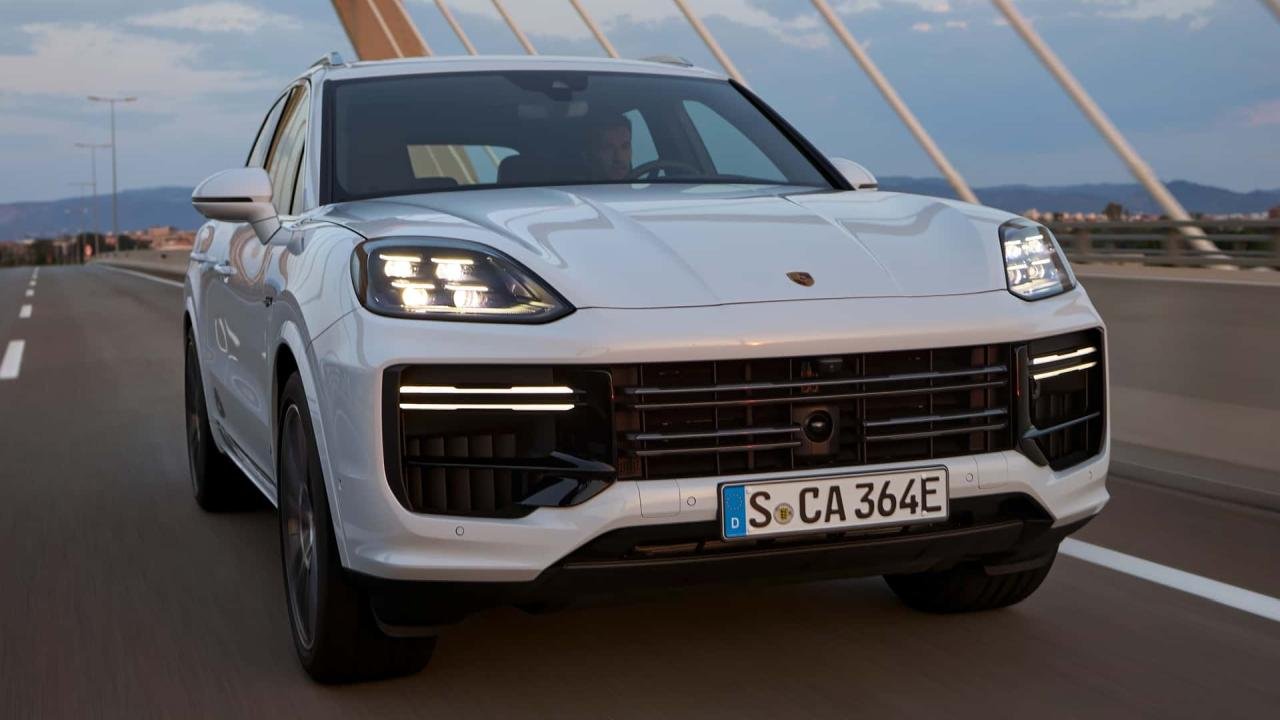 2024-porsche-cayenne-turbo-e-hybrid-front-3-4 (1)