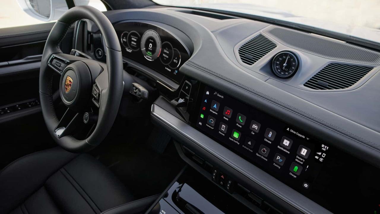 2024-porsche-cayenne-turbo-e-hybrid-interior