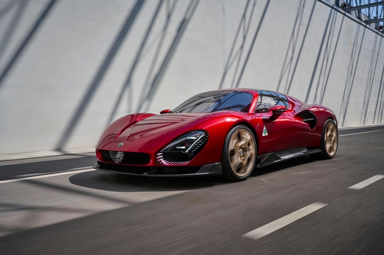Alfa Romeo 33 Stradale exterior
