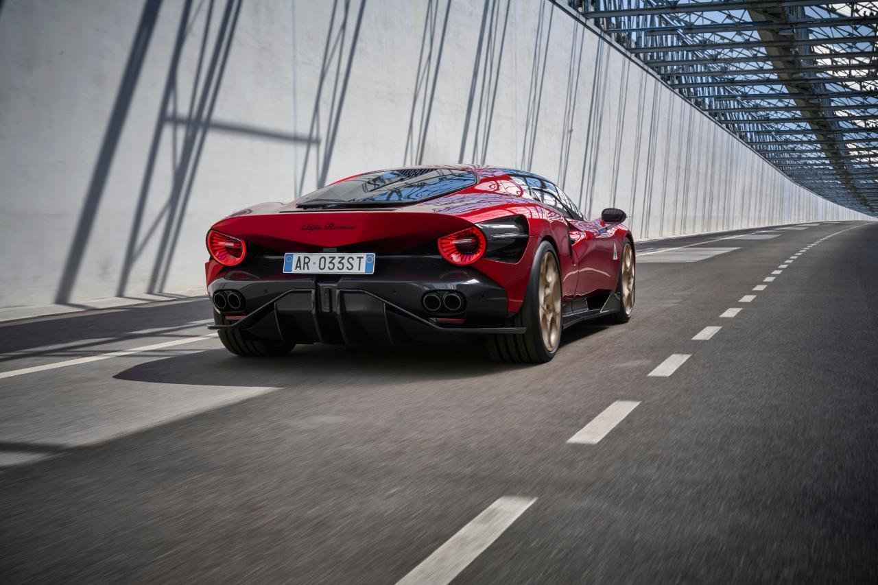 Alfa Romeo 33 Stradale exterior