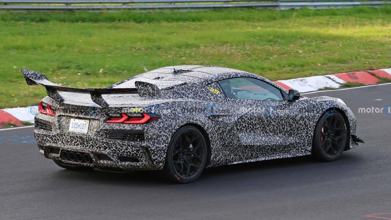 chevrolet-corvette-zr1-c8-spy-photo-from-nurburgring (1)