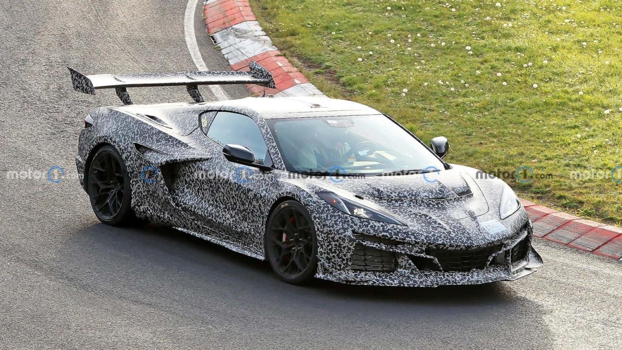 chevrolet-corvette-zr1-c8-spy-photo-from-nurburgring