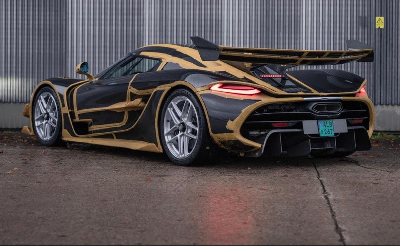 Koenigsegg Jesko Odin Gold-Carbon-first images-2
